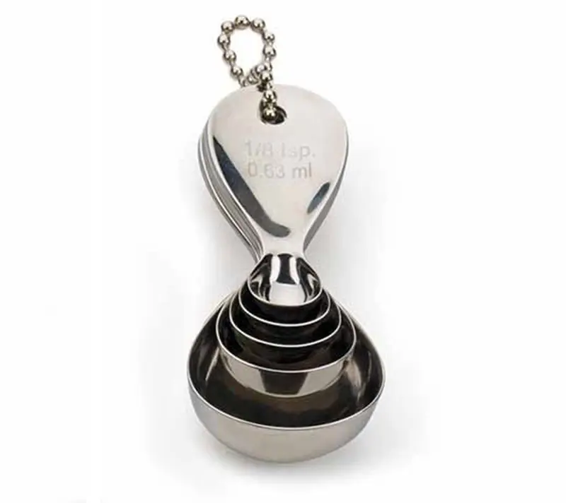 Cups und Spoons im Designer-Stil