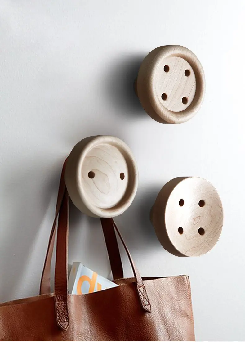 Garderobenhaken aus Holz im Knopf Design