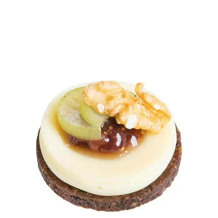 Pumpernickel Canapé mit Salzbutter & Cheddar