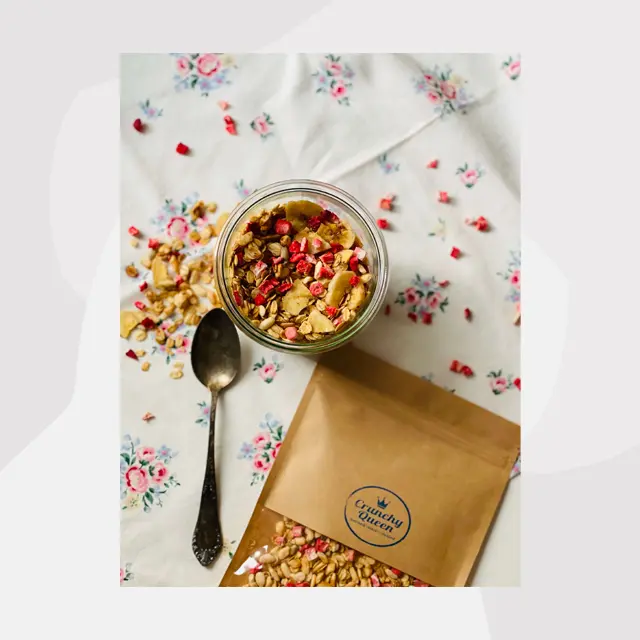 Rosaroter Erdbeer & weißer Schoki Traum Crunchy Müsli