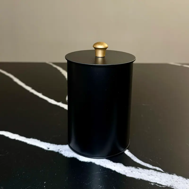 Schwarze Dose groß mit goldenem Knopf