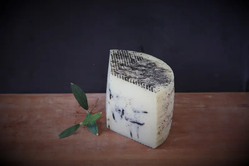 Spanischer Schafmilchkäse mit Trüffel